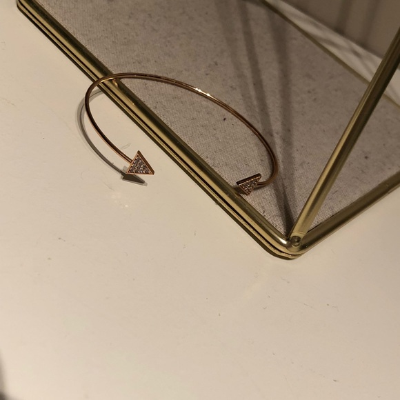 Beautiful Gold Arrow Bracelet - Picture 4 of 4
